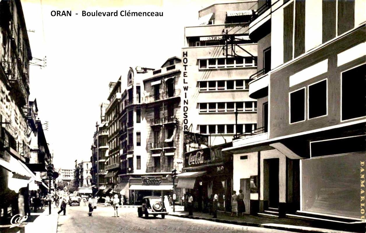Oran - Boulevard Clemenceau. Cinema escurial a droite.jpg